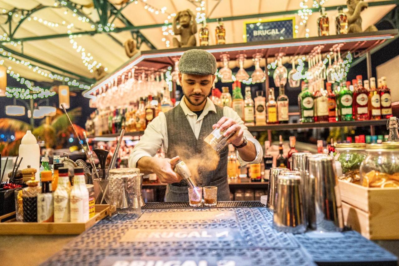 Hotel Lobby セビリア エクステリア 写真 A bartender at work
