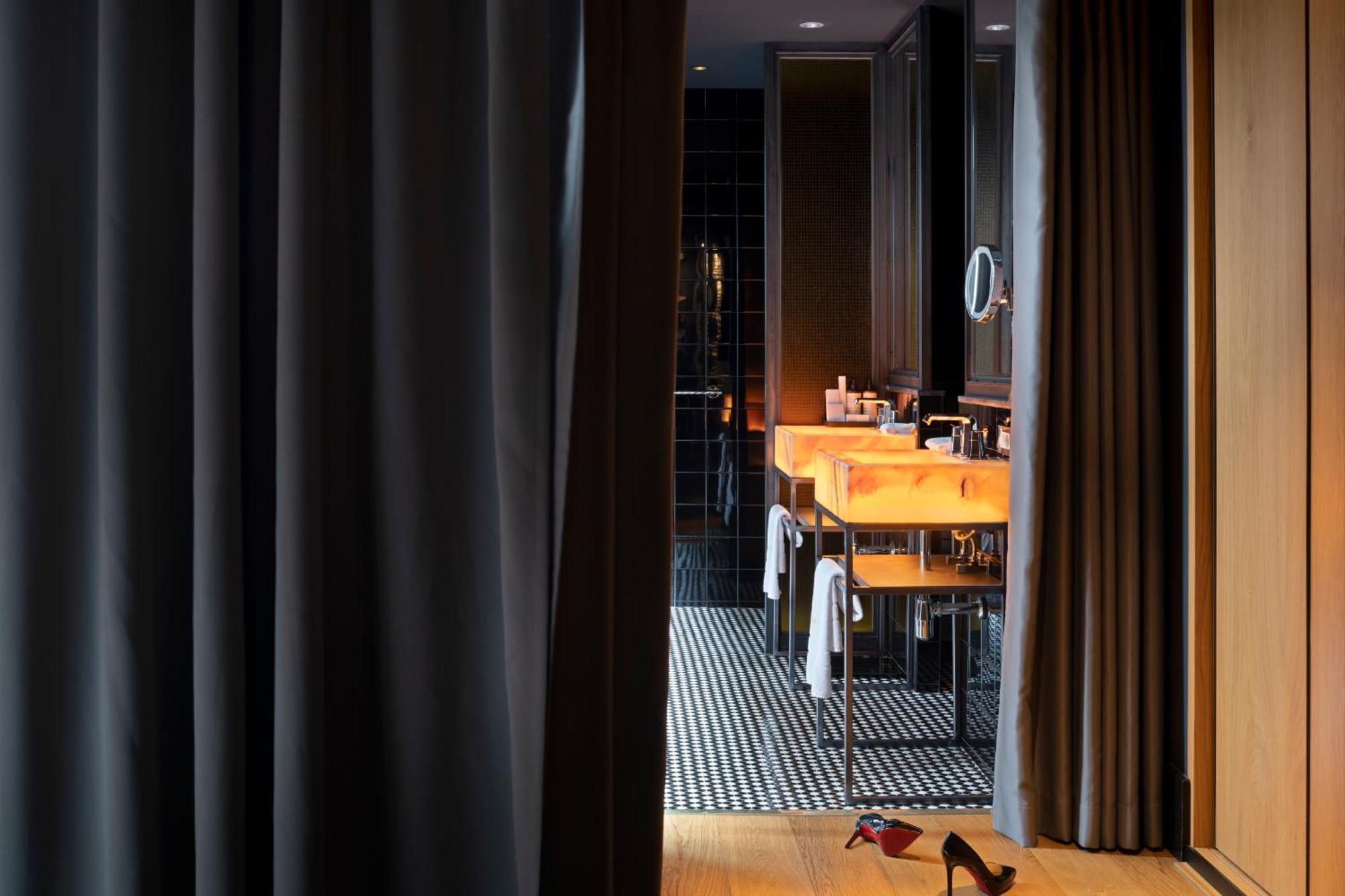 Hotel Lobby セビリア エクステリア 写真 Bathroom