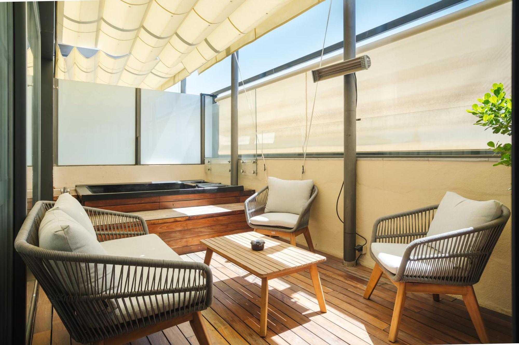 Hotel Lobby セビリア エクステリア 写真 A balcony with a retractable awning