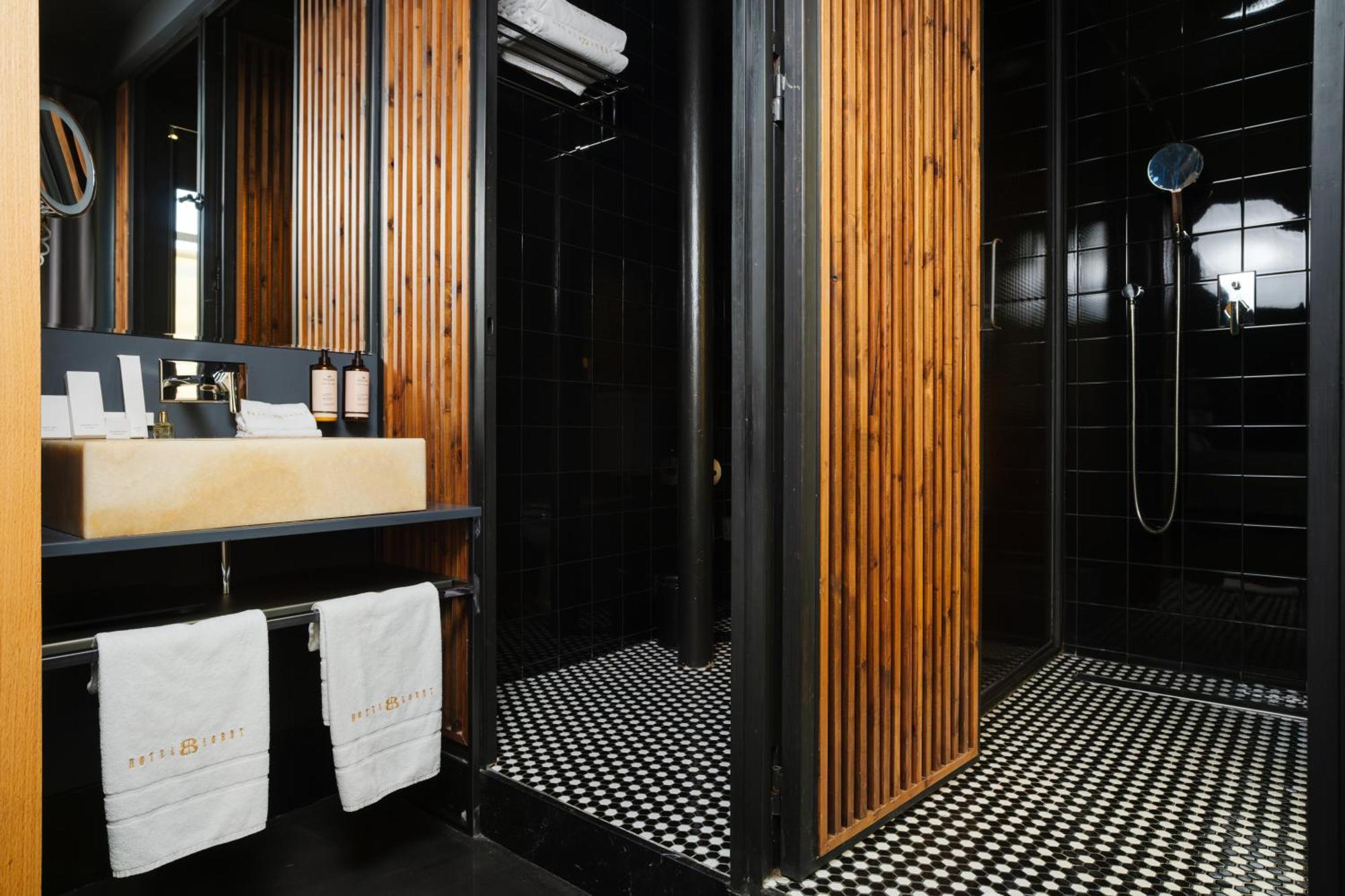Hotel Lobby セビリア エクステリア 写真 Bathroom