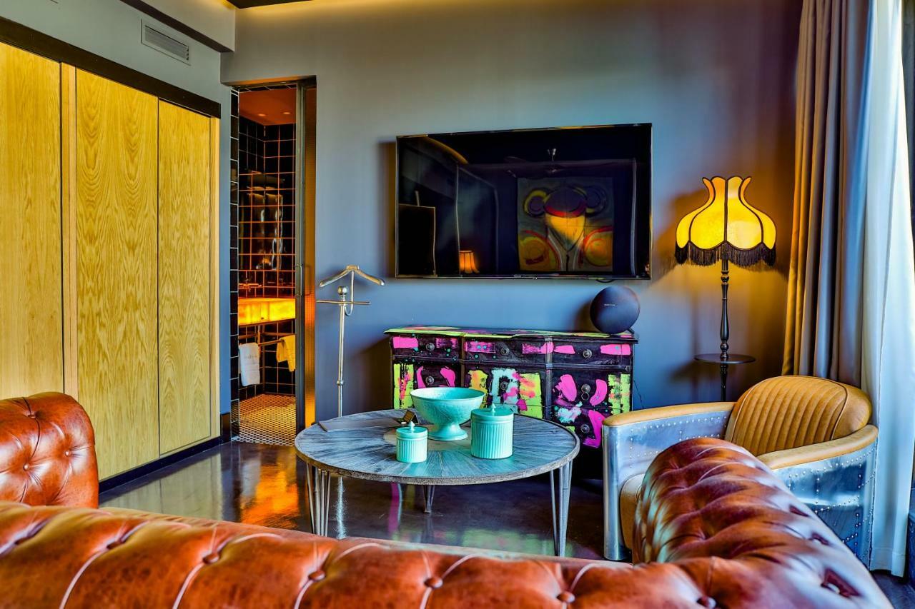 Hotel Lobby セビリア エクステリア 写真 A suite at the hotel