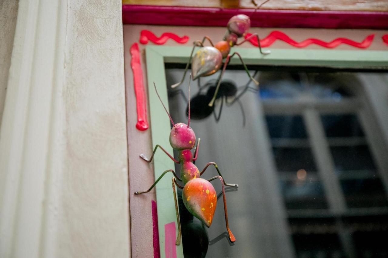 Hotel Lobby セビリア エクステリア 写真 A toy ant