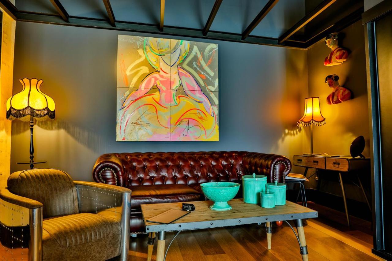 Hotel Lobby セビリア エクステリア 写真 The interior of the gallery